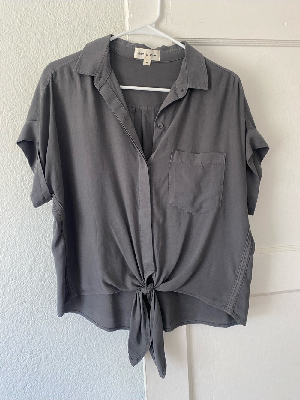 Anthropologie, Cloth & Stone Gray Tie-Front button up camp shirt, Medium
